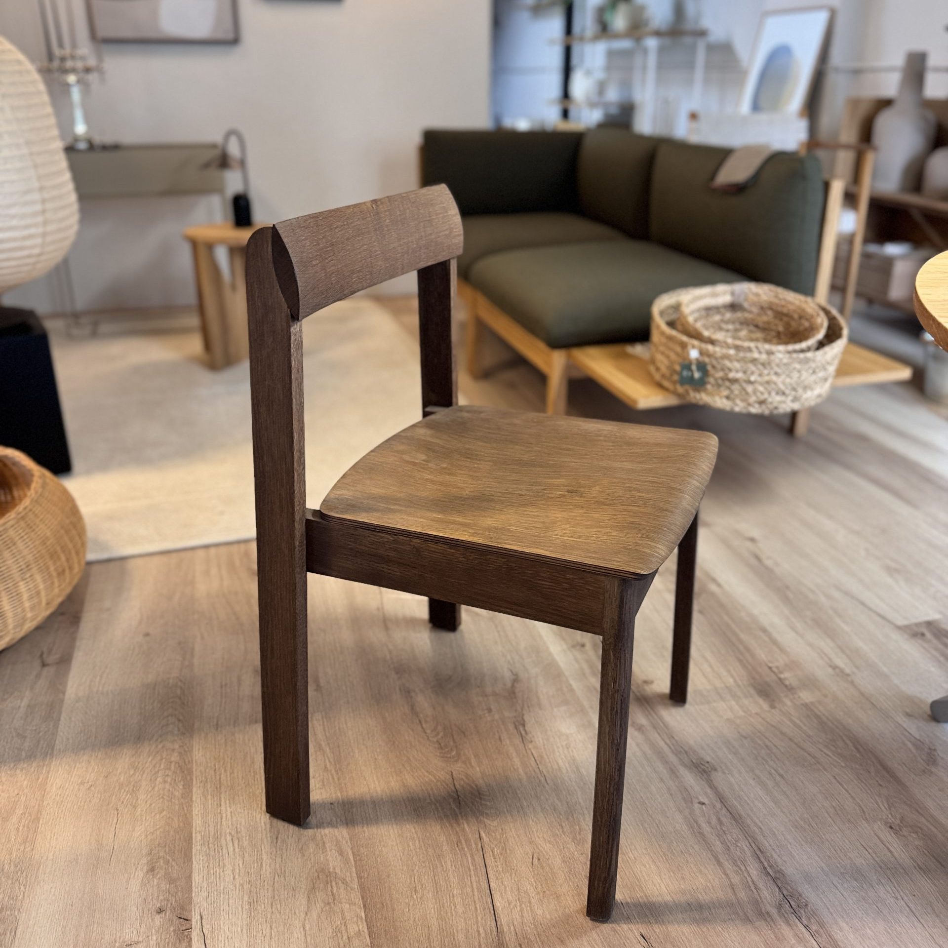 Blueprint stoel in gerookt eikenhout van Form & Refine in byJensen Showroom