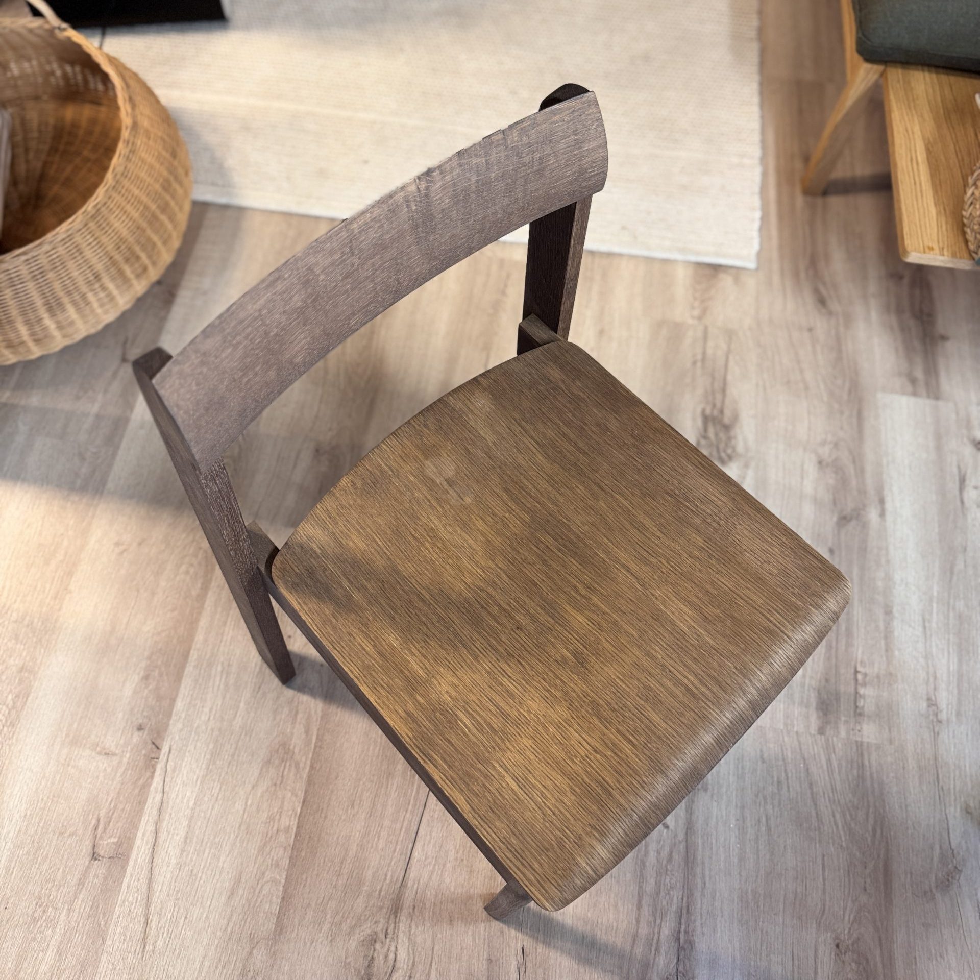 Details Blueprint stoel in gerookt eikenhout van Form & Refine in byJensen Showroom