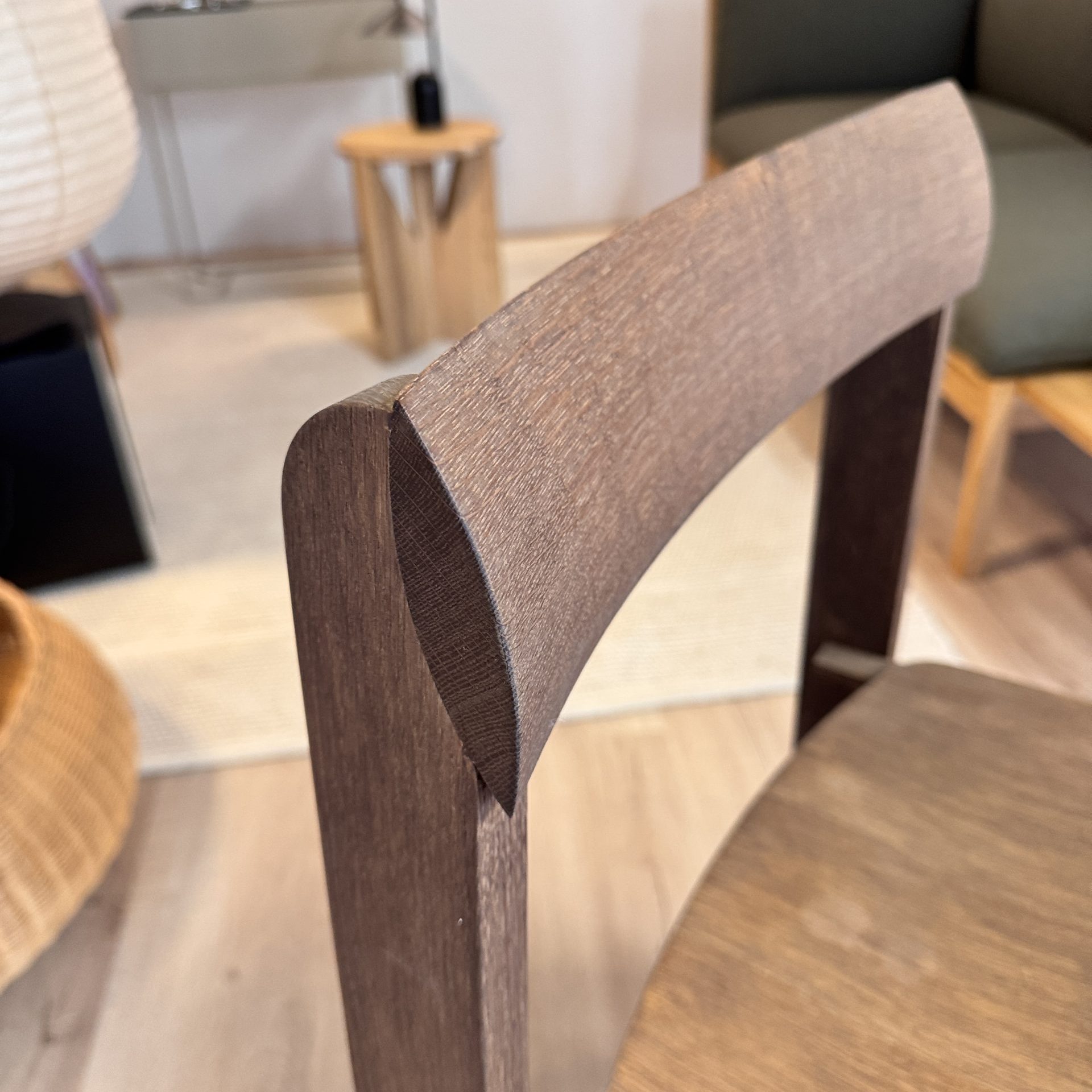 Details Blueprint eetkamerstoel in gerookt eikenhout van Form & Refine in byJensen Showroom