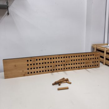 Showroommodel We do Wood Scoreboard horizontale kapstok met verplaatsbare pinnen