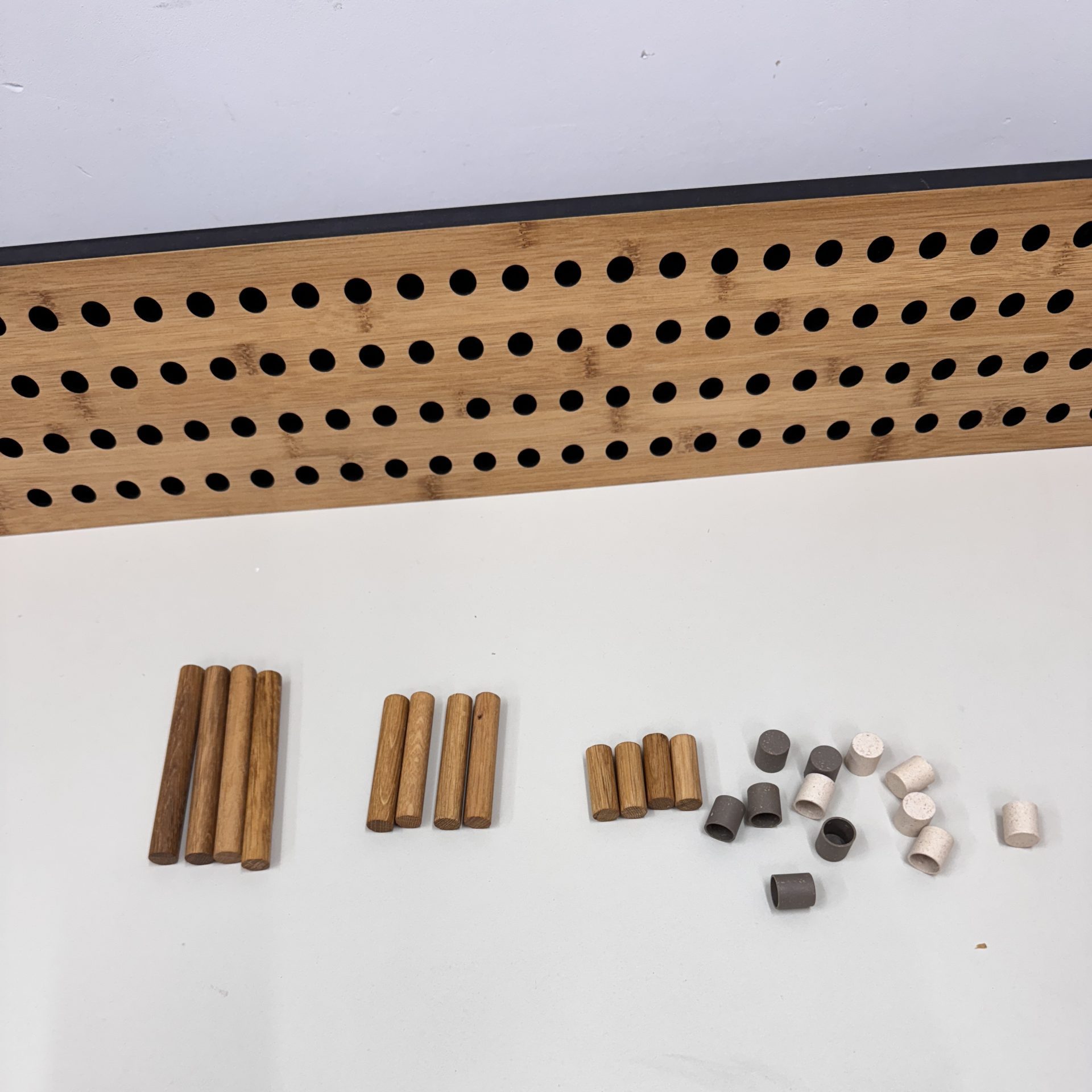 Details Showroommodel We do Wood Scoreboard horizontale kapstok