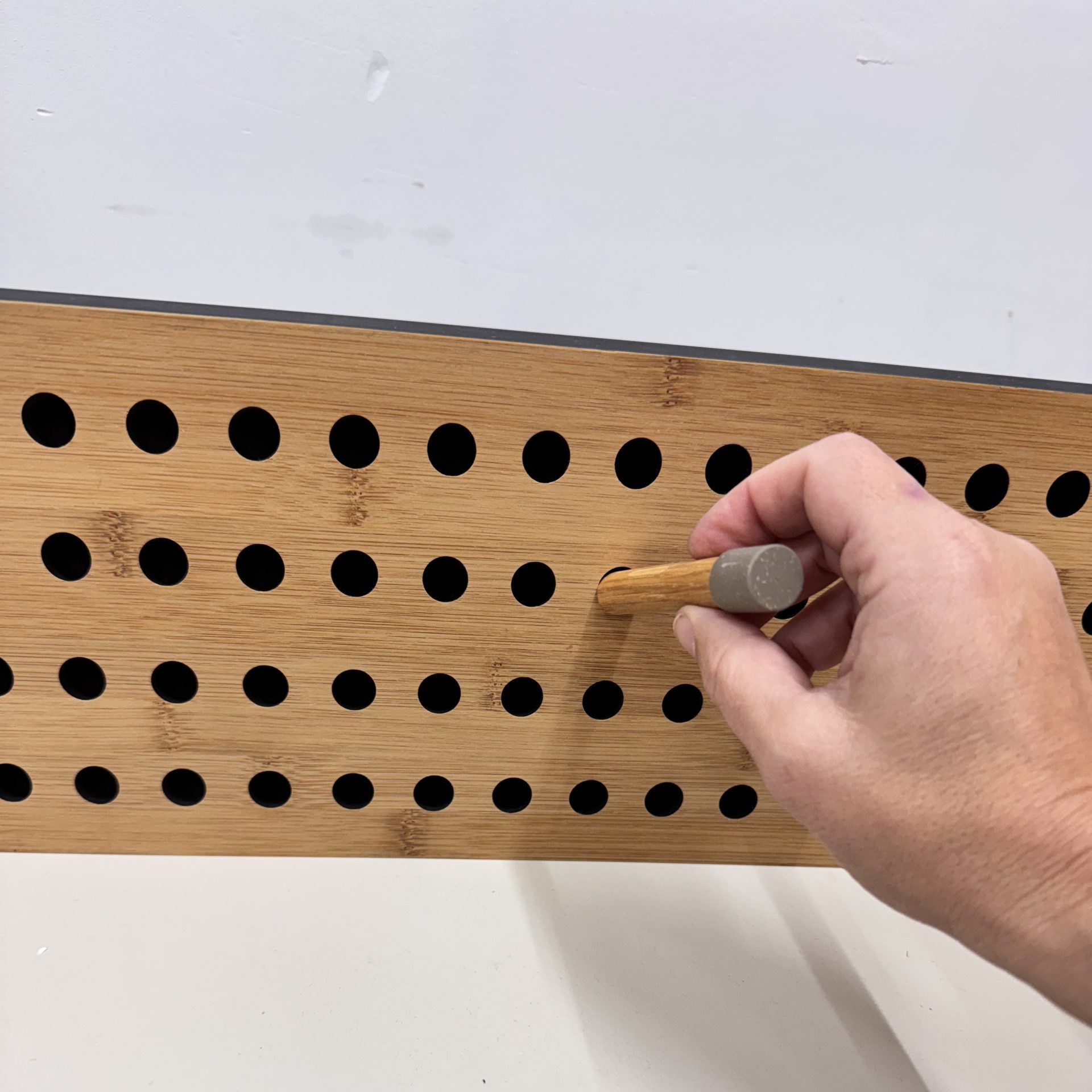 Details We do Wood Scoreboard horizontale kapstok