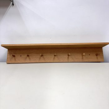 Place kapstok met 7 haken en een opbergplank van Ferm Living