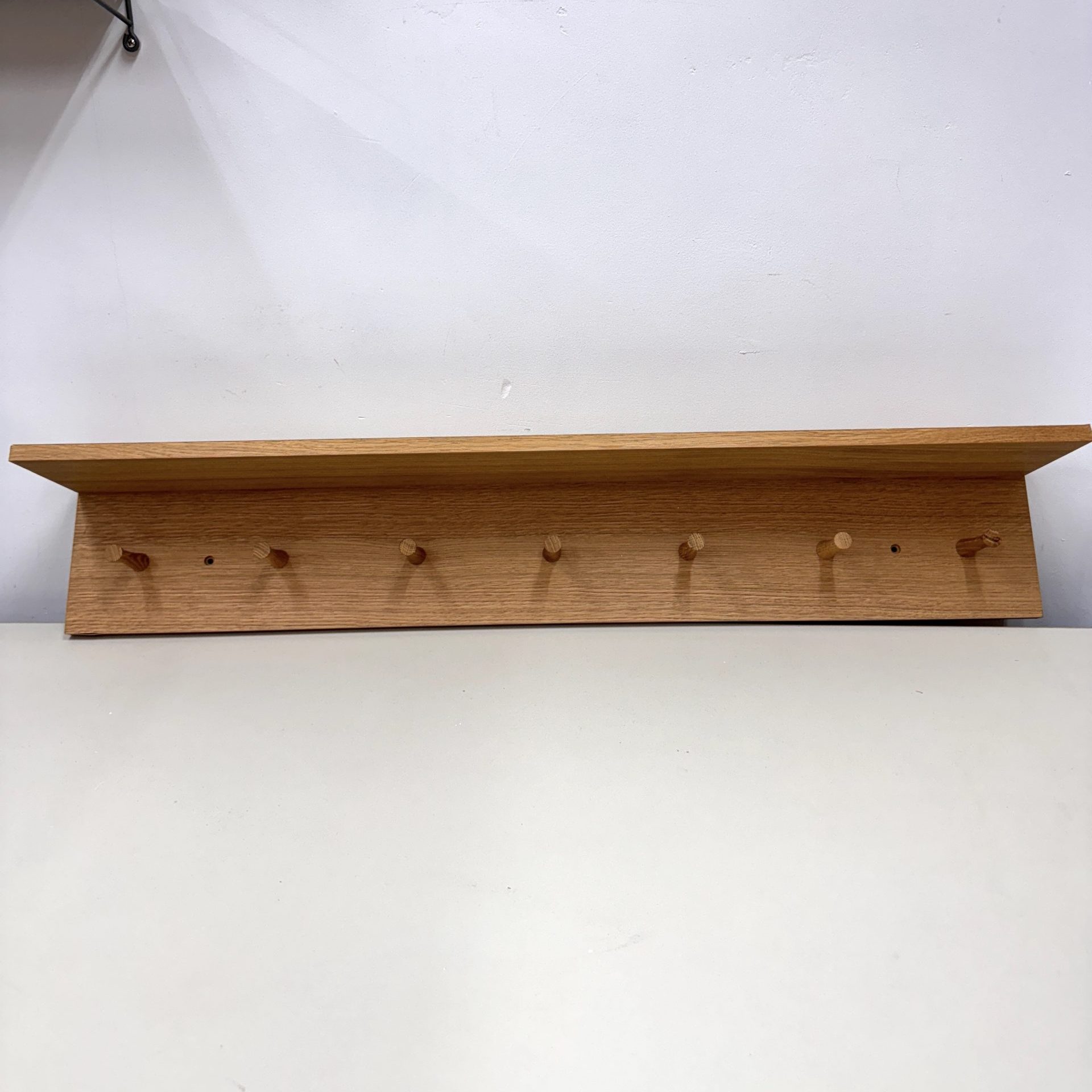 Place kapstok met 7 haken en een opbergplank van Ferm Living