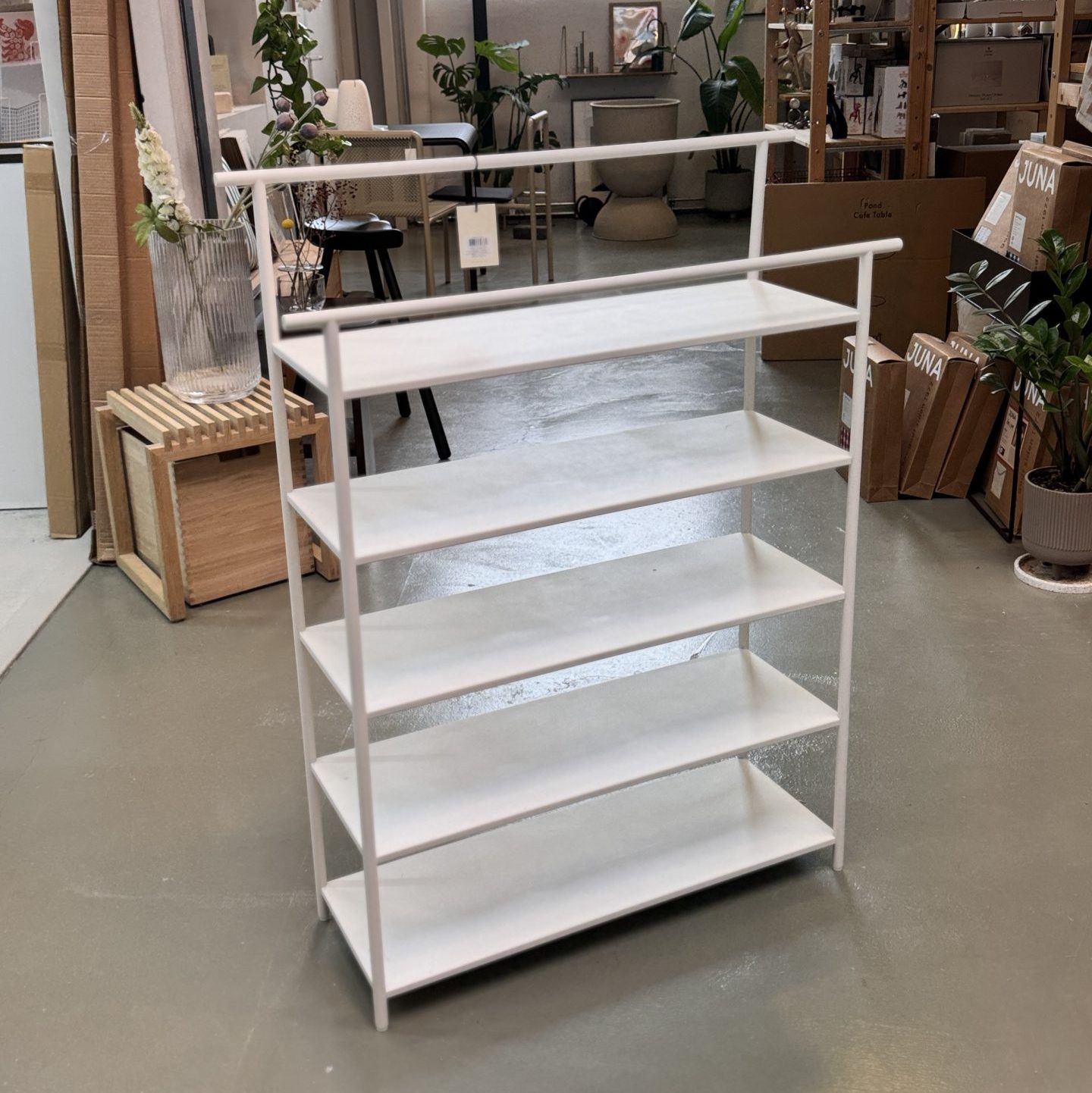 Witte Dora stellingkast van Ferm Living in Showroom byJensen