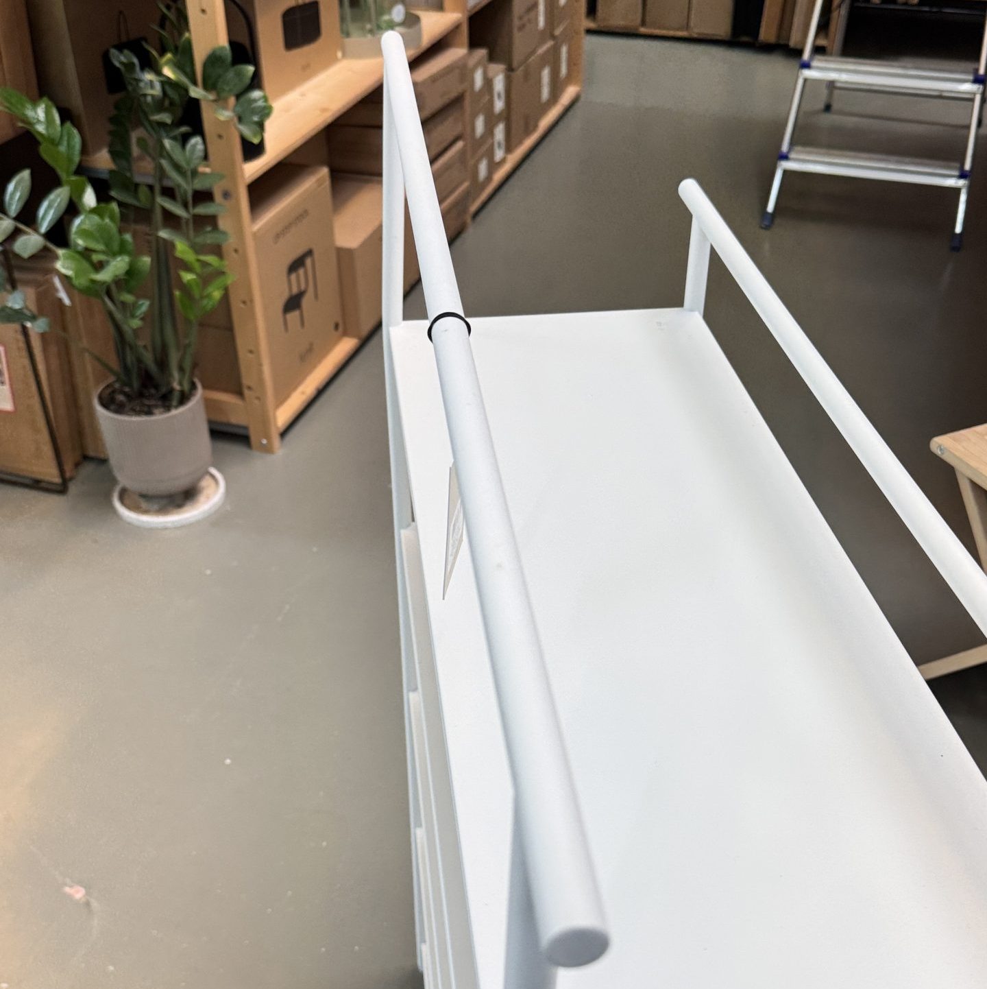 Detail Witte Dora stellingkast van Ferm Living in Showroom byJensen