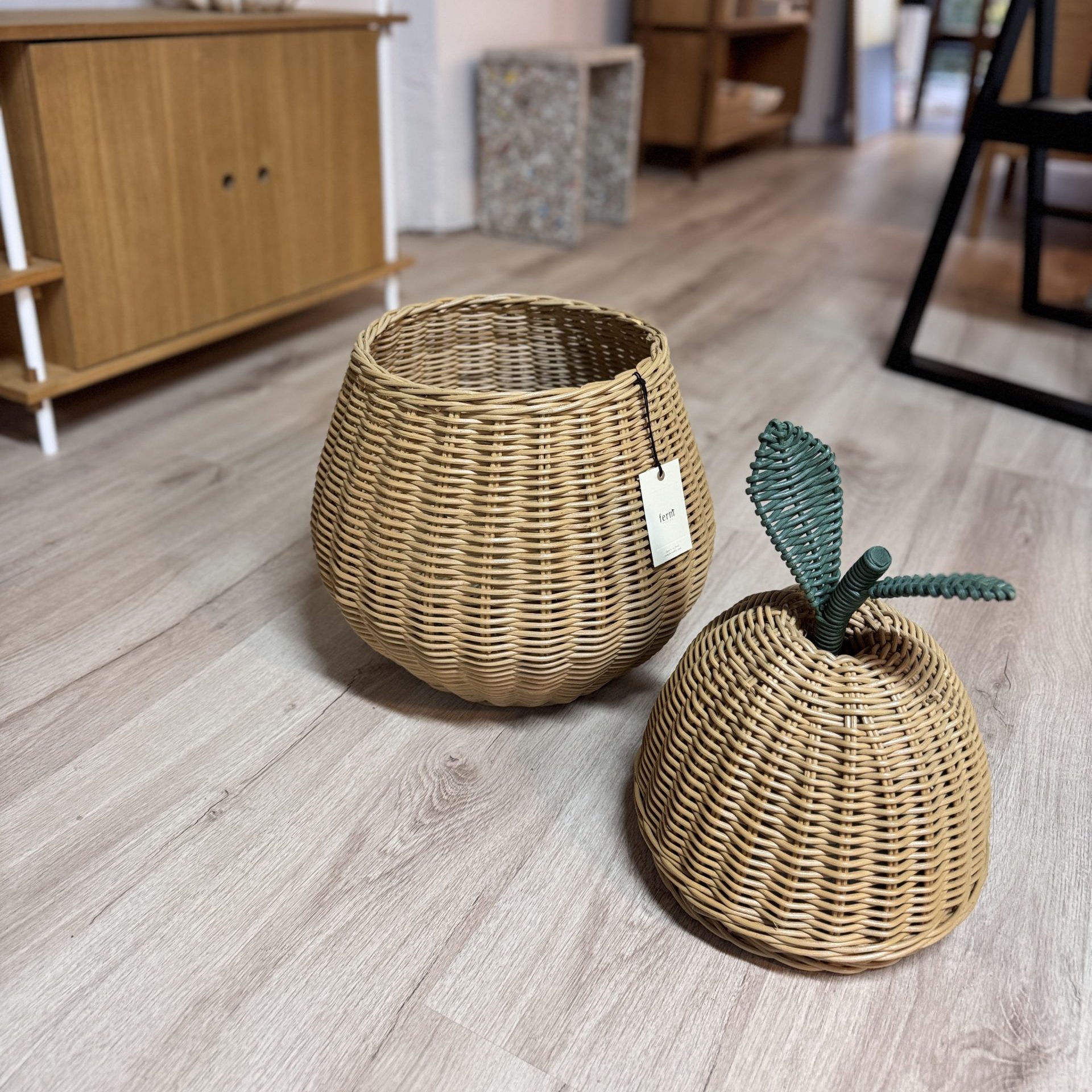 Ferm Living opbergmand met deksel in de vorm van een peer in byJensen Showroom