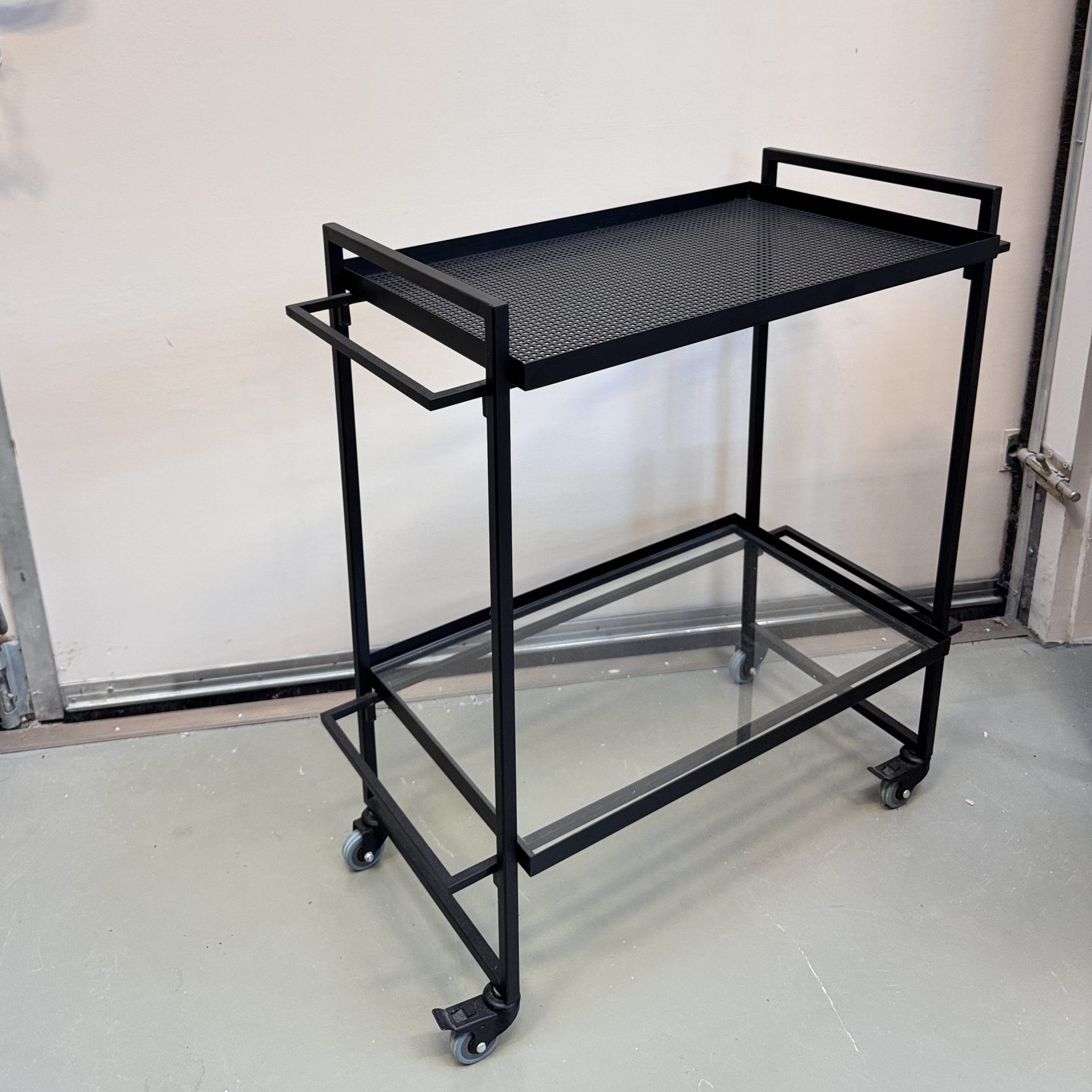 Zwarte Kristina Dam Trolley Serveerwagen van metaal in byJensen Showroom