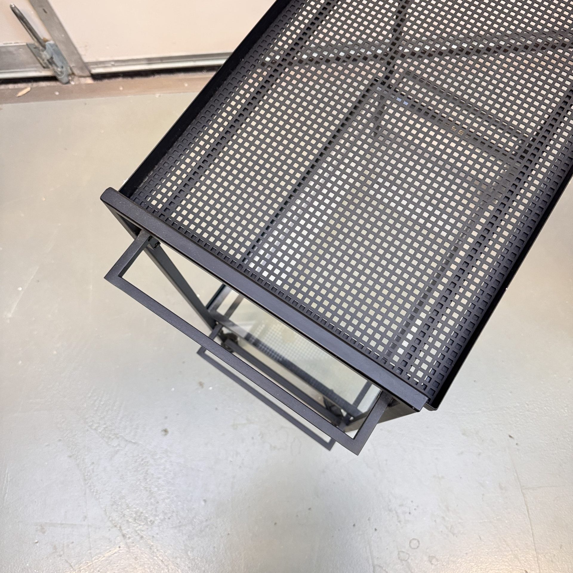 Details Zwarte Kristina Dam Trolley Serveerwagen in byJensen Showroom