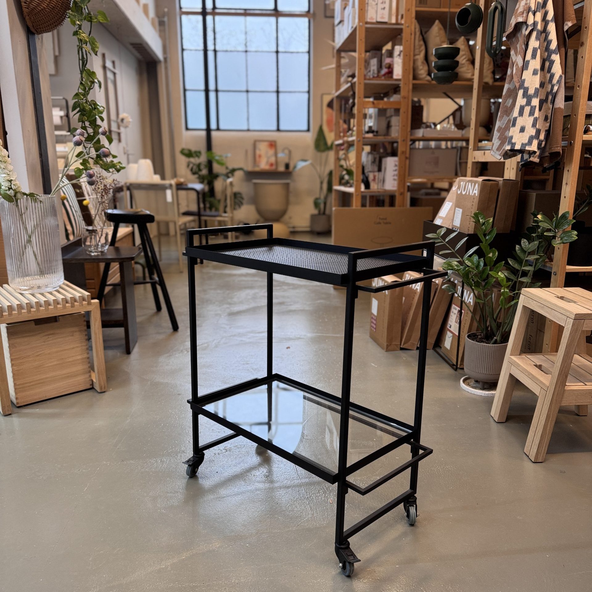 Zwarte Kristina Dam Trolley Serveerwagen in byJensen Showroom