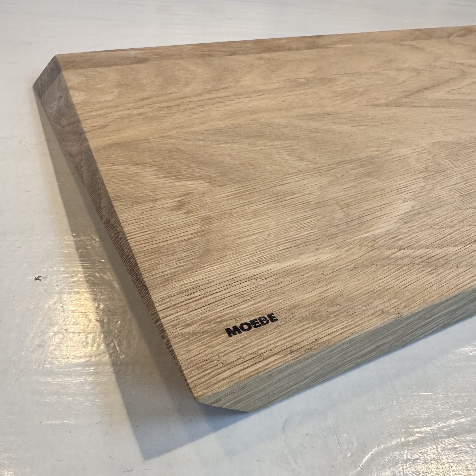 Detail snijplank met Moebe Logo showroom byJensen
