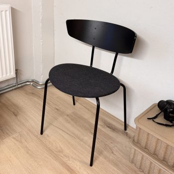 ZWARTE FERM LIVING herman Chair stoel in showroom byJensen