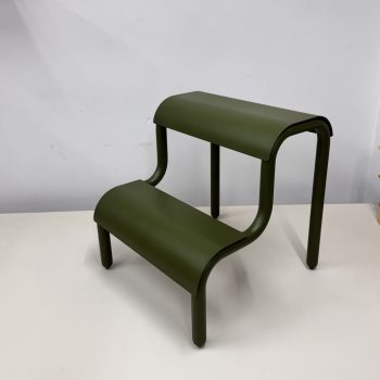 Groene Ferm Living up step keukentrap in Showroom byJensen