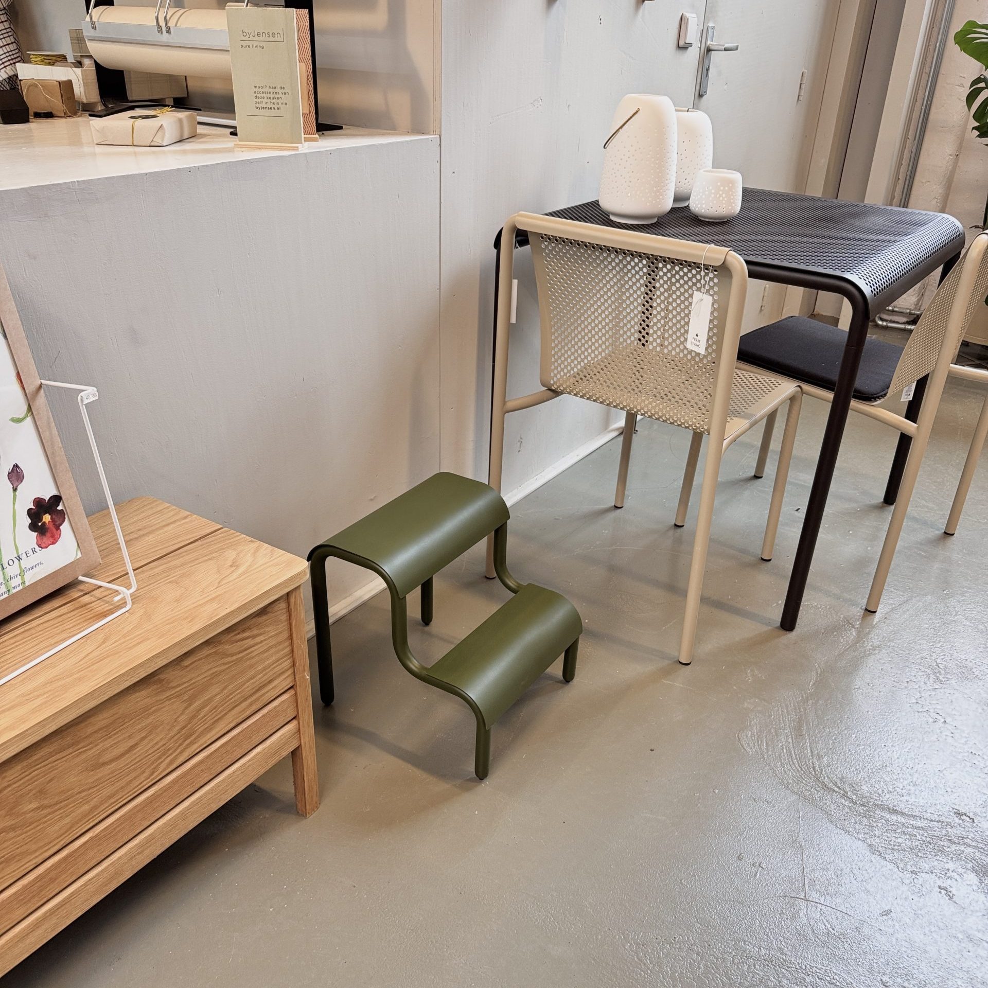 Detail Groene Ferm Living up step keukentrap in Showroom byJensen