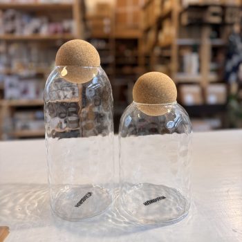 glazen Humdakin voorraadpotten met kurkbol deksel in een set van twee stuks in byJensen Showroom