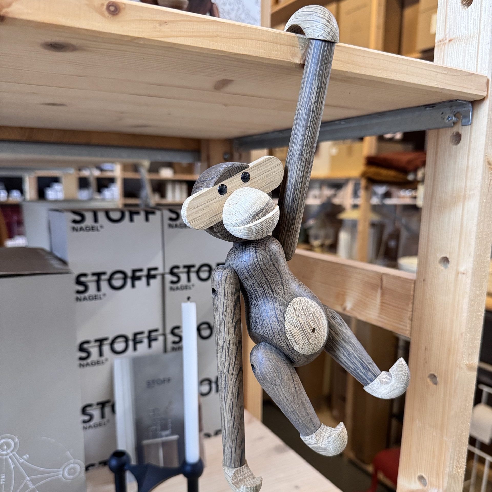 Kay Bojesen app in gerookt eikenhout hangend in de showroom byJensen