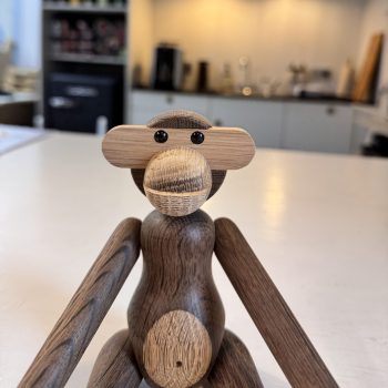 Kay Bojesen Monkey in gerookt eikenhout in showroom byJensen