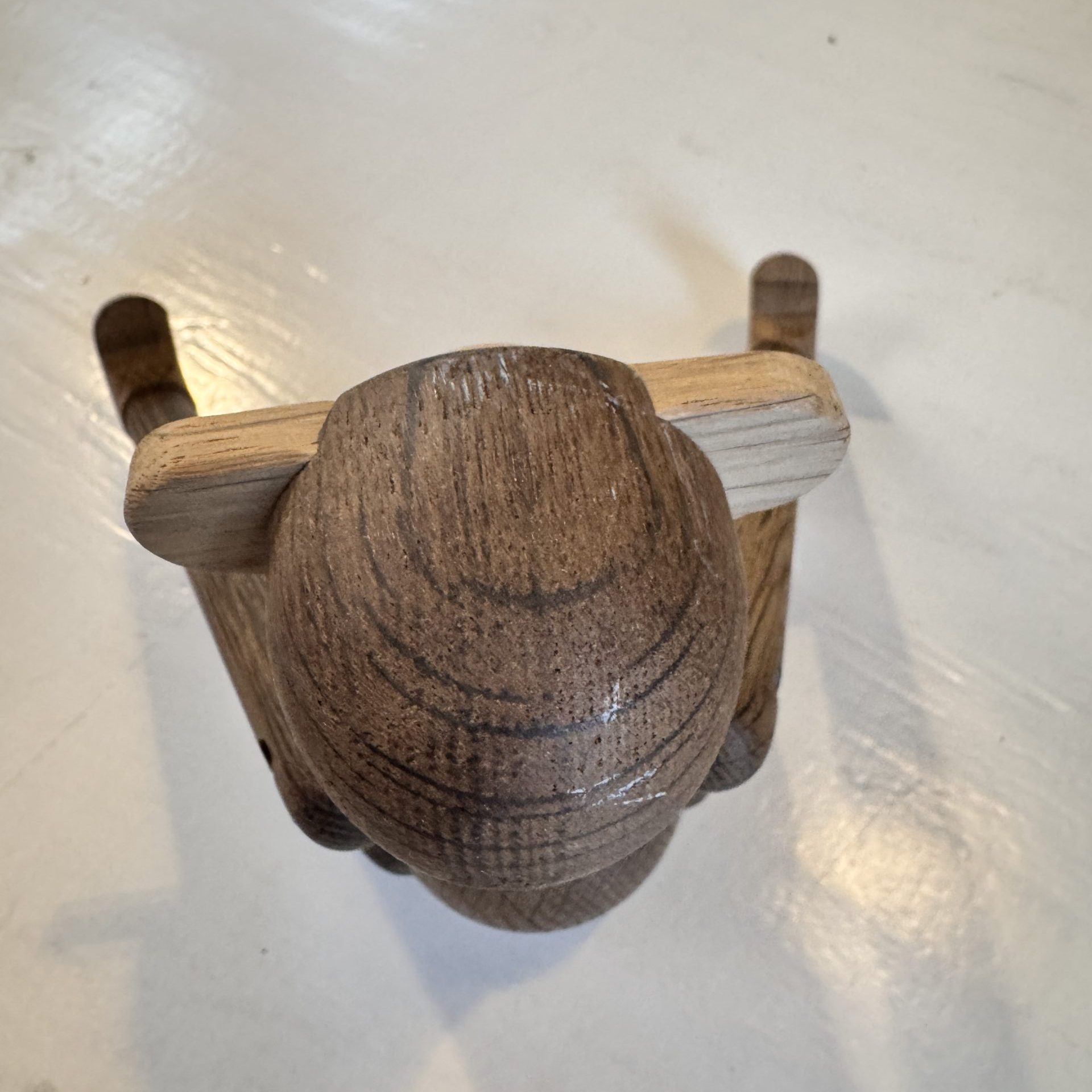 Hoofd van Kay Bojesen Monkey in gerookt eikenhout in showroom byJensen