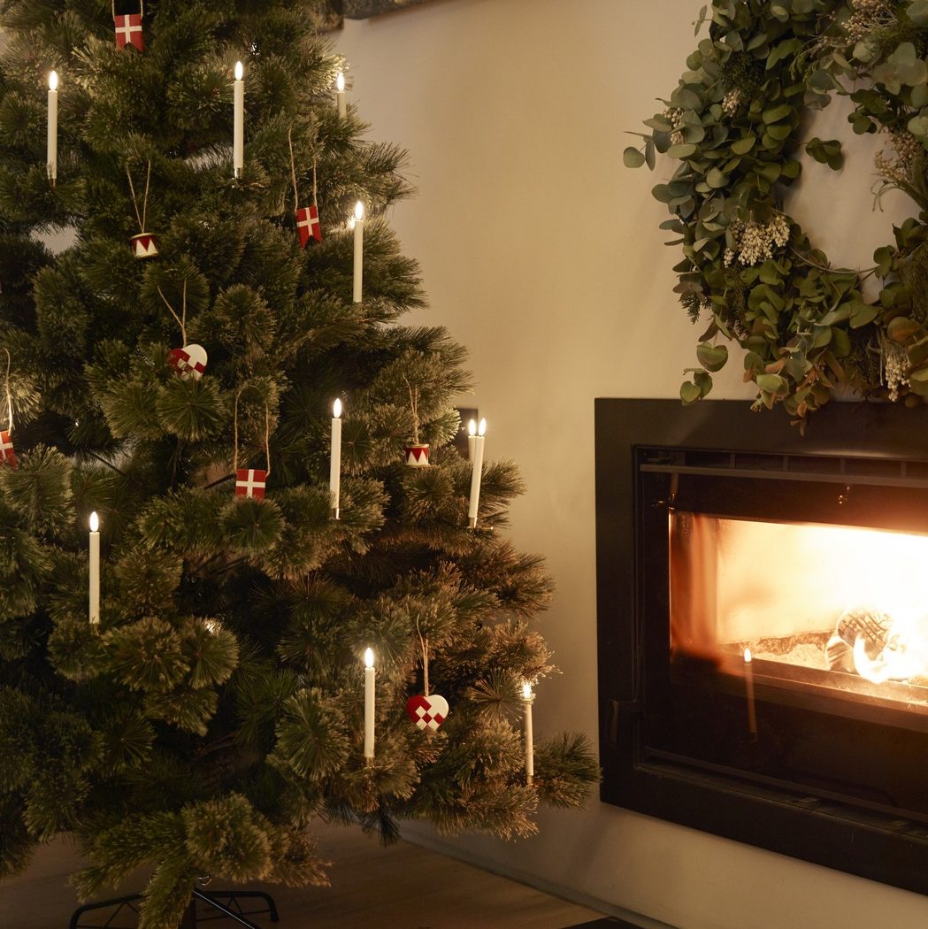 Kerstboom met witte Led kaarsen in goudkleurige houders van Uyuni Lighting