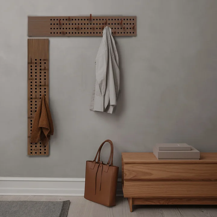 Hal met We Do Wood kapstokken horizontaal en verticaal hangend