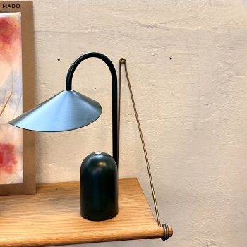 Groene Arum tafellamp in showroom byJensen