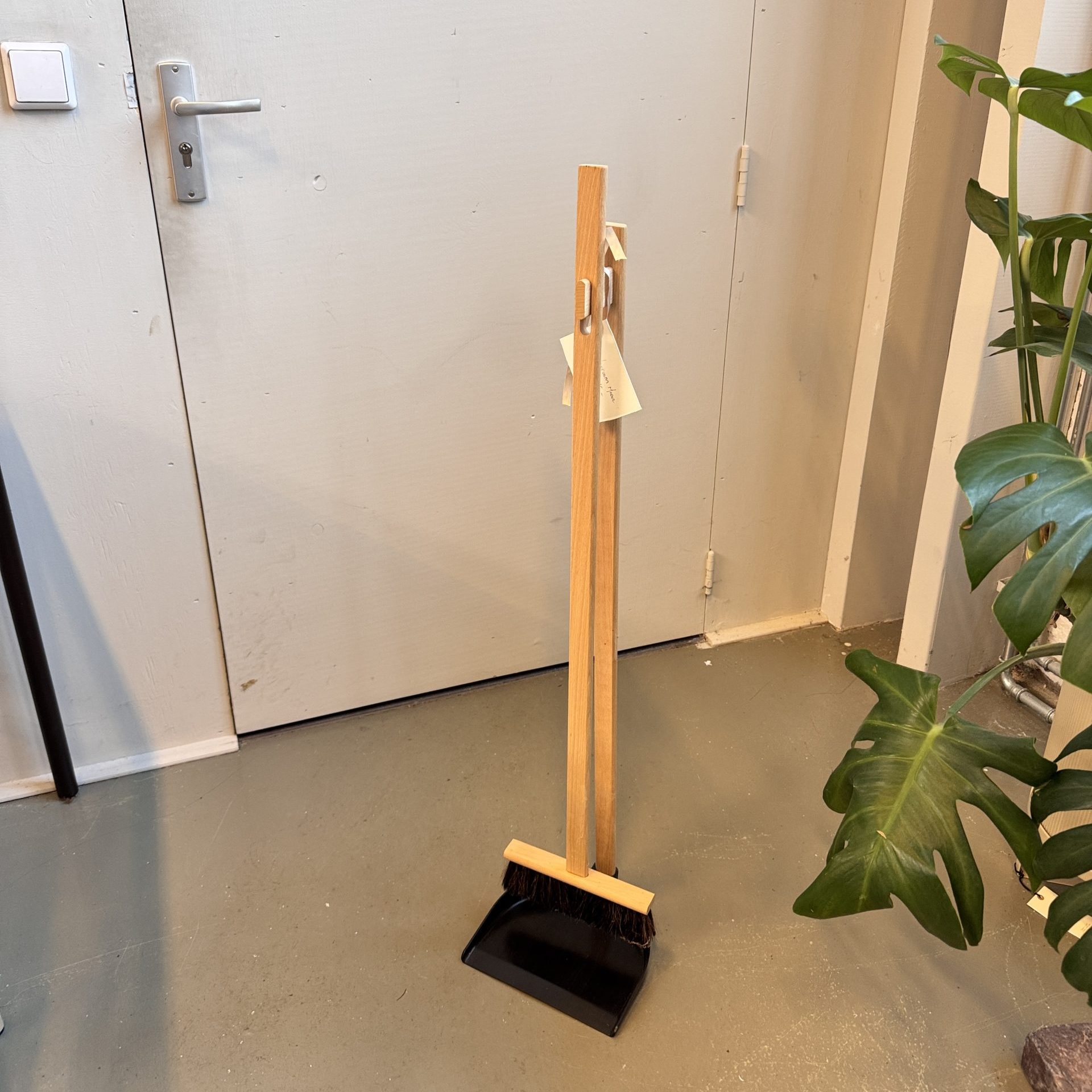 Ferm Living Icom Bezemset met stoffer en blik met lange steel in showroom byjensen