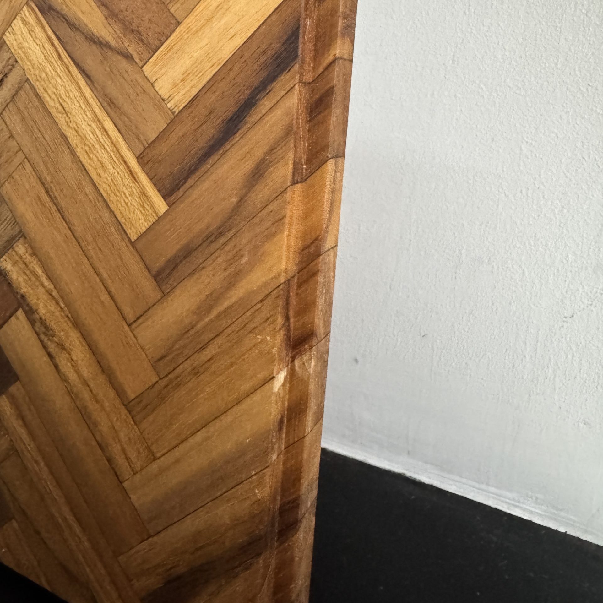 Detail Stil serveerplank of snijplank in misgaat teakhout in Showroom byJensen