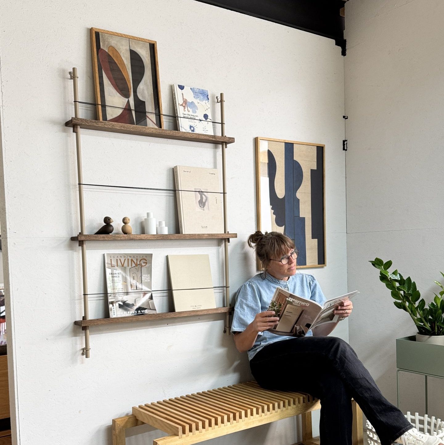 Tijdschrifterek Magazine Shelving van Moebe in Showroom byJensen