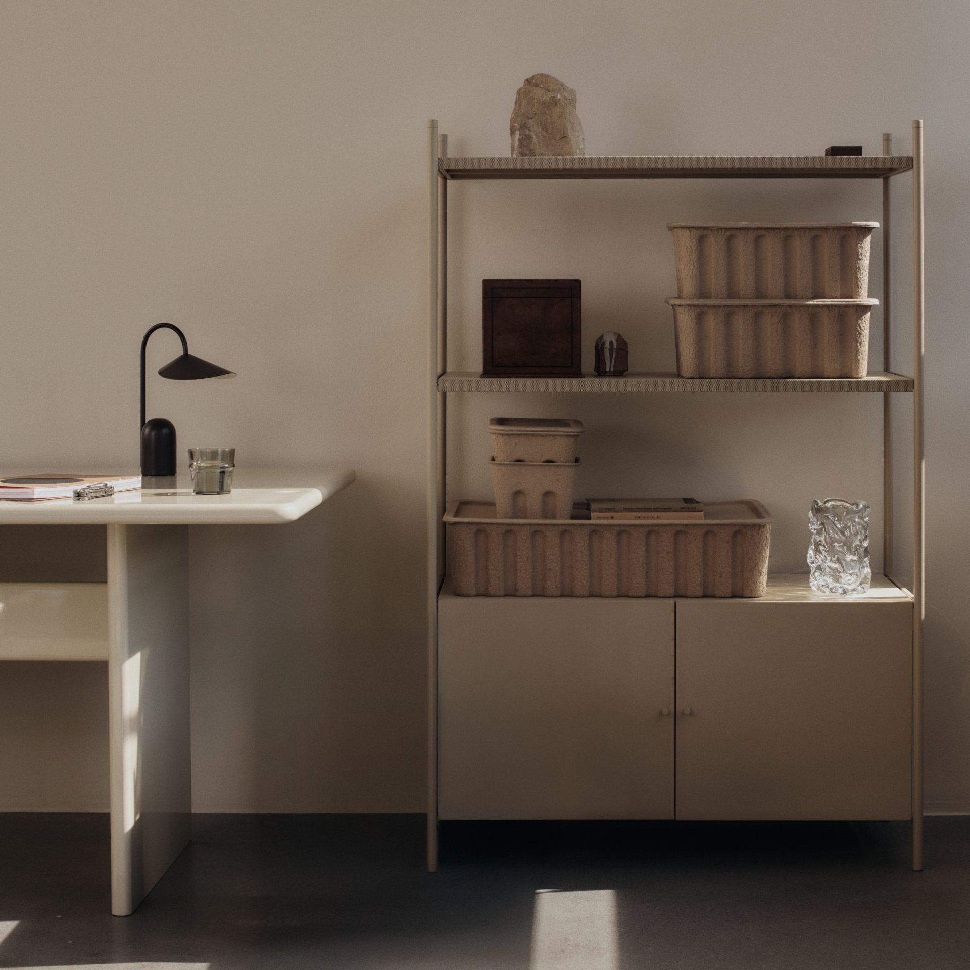 Mooie Ferm Living opbergboxen gemaakt van papierpulp in minimalistisch interieur