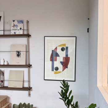 Construction poster met zwarte posterlijst van paper Collection in Showroom byJensen