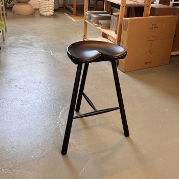 Zwarte Shoemaker barkruk van Form & Refine in showroom byJensen