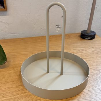 Grib tray met handel van Ferm Living in beige in showroom byJensen