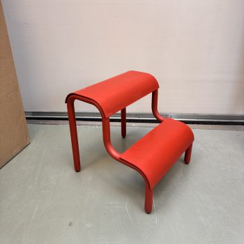 Ferm Living Up Step opstapje van Rood metaal in Showroom byJensen