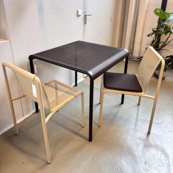 Ferm Living Dapple tuinset met tuintafel en stoelen in Showroom byJensen