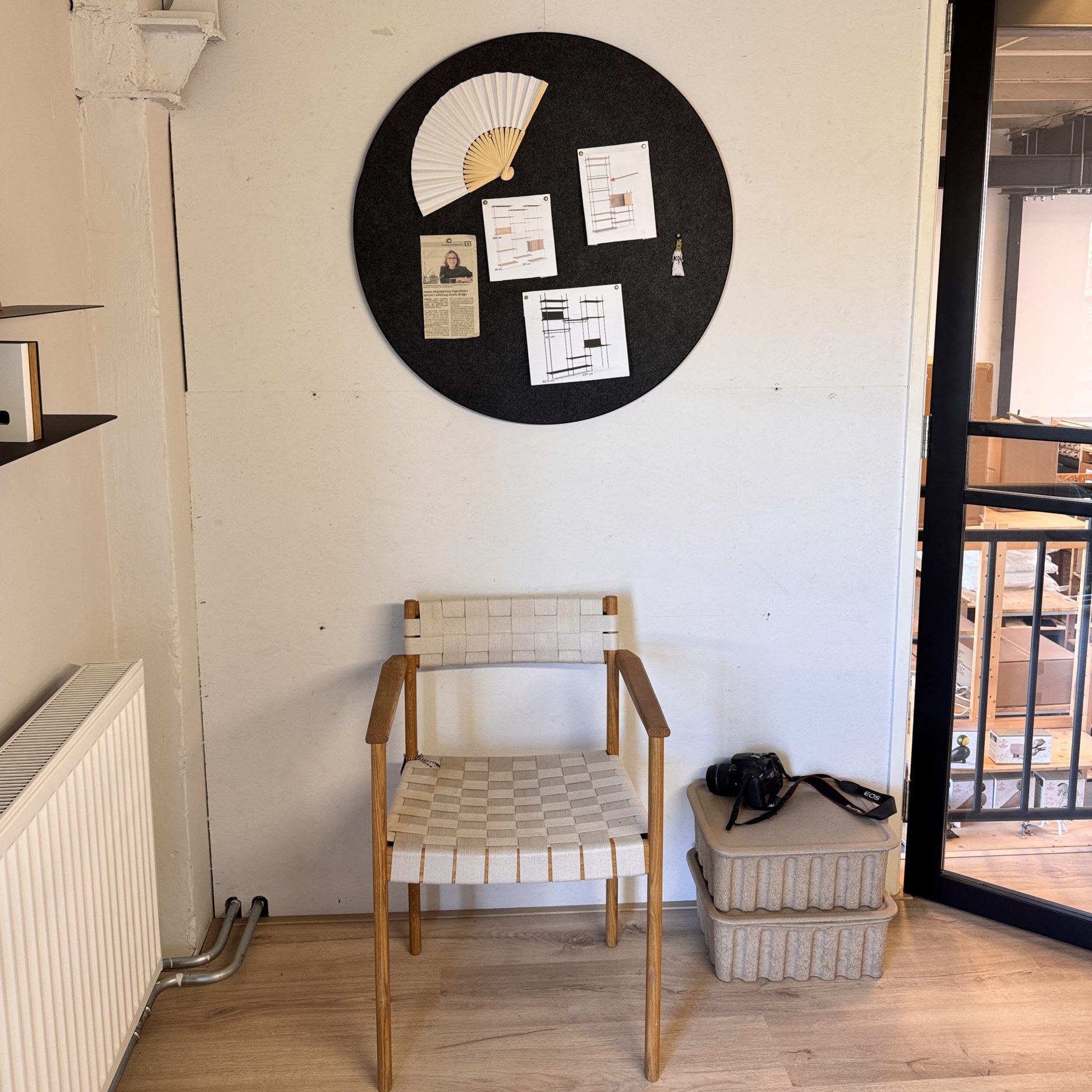 Retell prikbord met zwart vilt en zwarte frame van Gejst in showroom byJensen