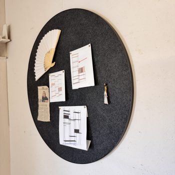 Retell prikbord met zwart vilt en zwarte frame van Gejst in showroom byJensen