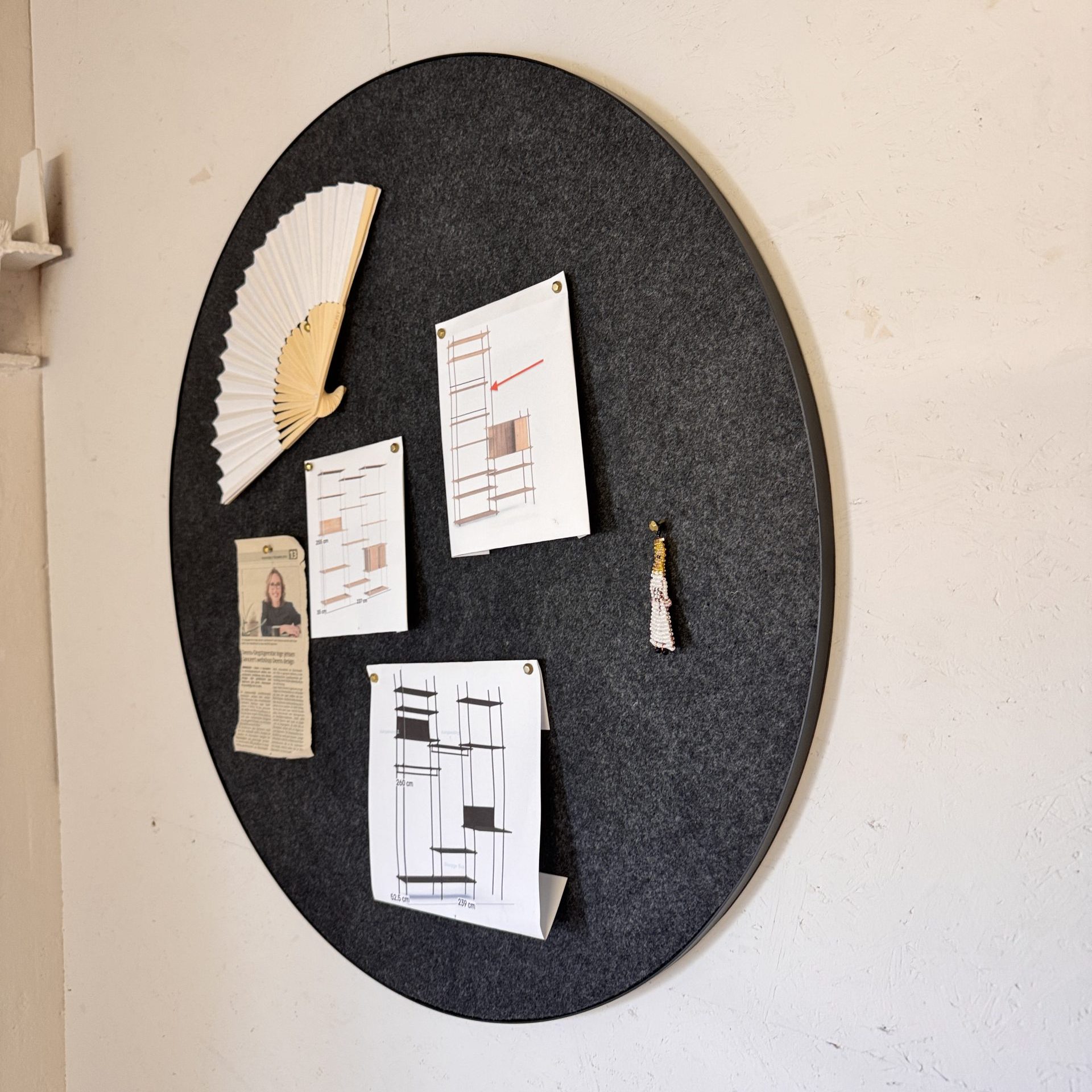 Retell prikbord met zwart vilt en zwarte frame van Gejst in showroom byJensen