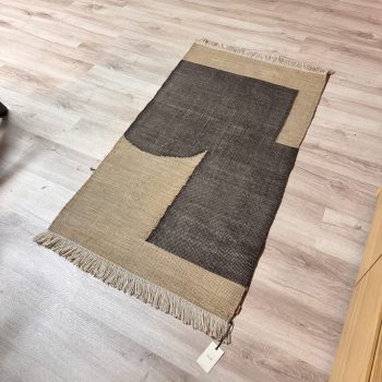 Forene vloerkleed van Ferm Living in 140 x 80 cm in showroom byJensen